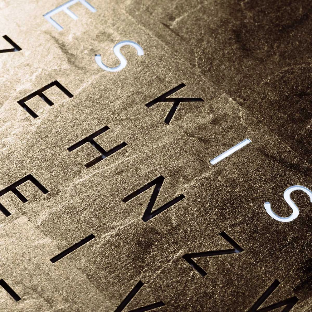 QLOCKTWO EARTH 90 | Gold