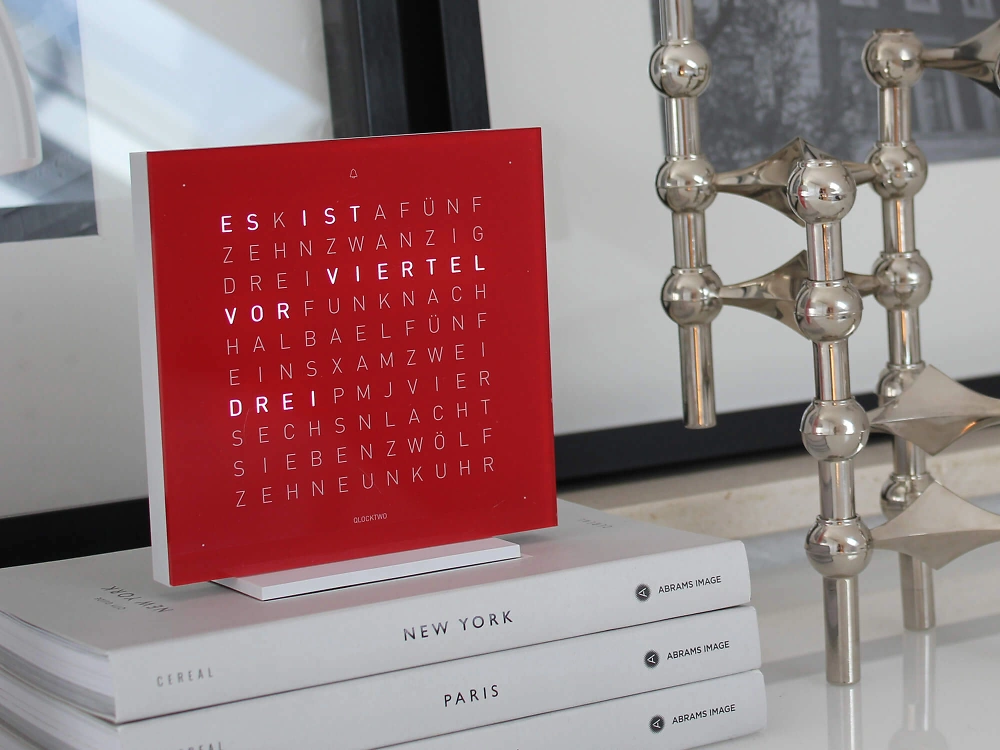 QLOCKTWO EARTH 13.5 PURE | Cherry Cake