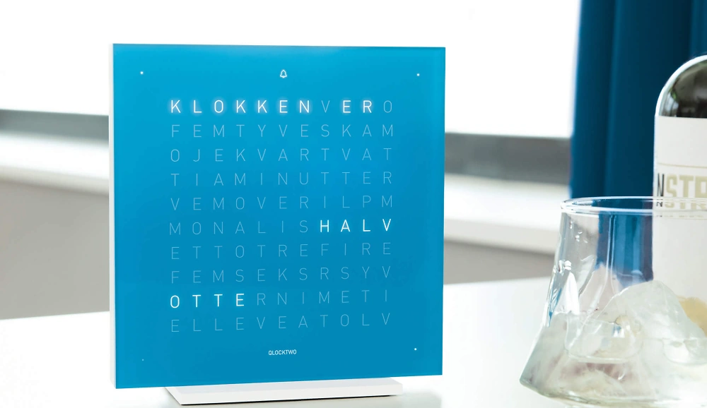 QLOCKTWO EARTH 13.5 PURE | Blue Candy