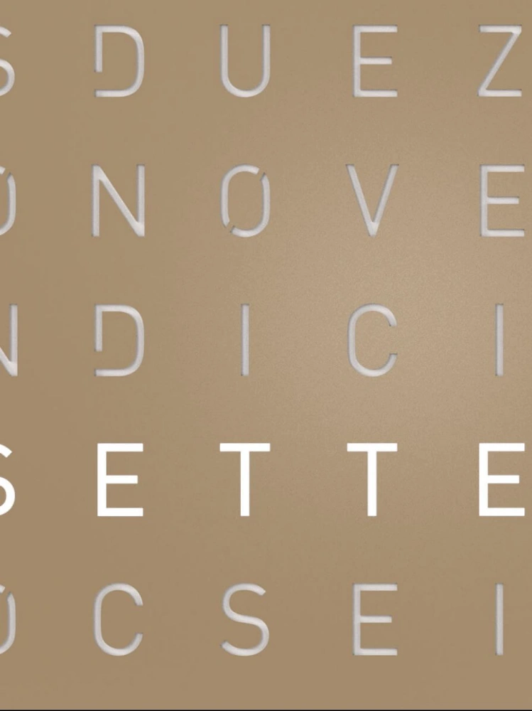 QLOCKTWO EARTH 90 | Hazelnut