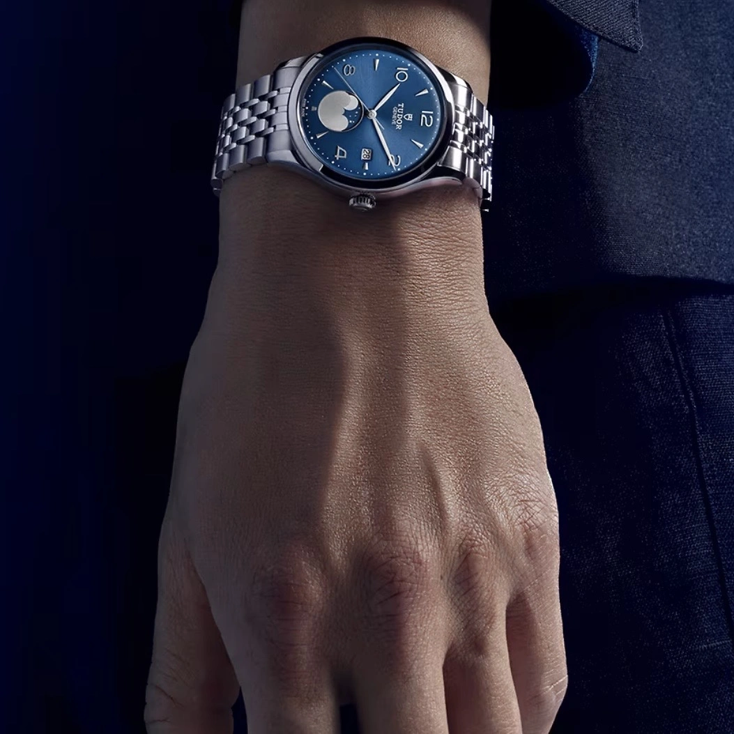 TUDOR 1926 | Luna
