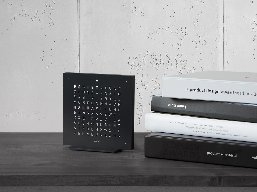 QLOCKTWO FRONTCOVER EARTH 13.5 | Deep Black