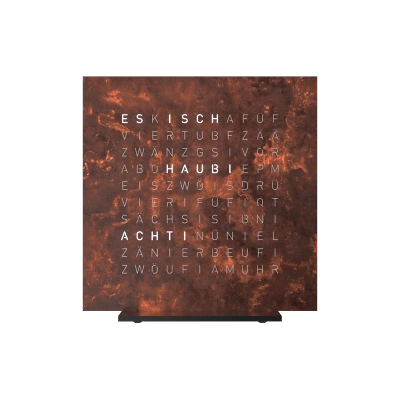 Die QLOCKTWO EARTH 13.5 in Rust ist in der Front Ansicht. Klare Linien, modernes Design und das ikonische Buchstabenraster, das die Uhrzeit in Worten darstellt.