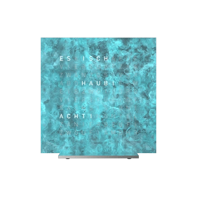 Die QLOCKTWO EARTH 13.5 in VINTAGE COPPER ist in der Front Ansicht. Klare Linien, modernes Design und das ikonische Buchstabenraster, das die Uhrzeit in Worten darstellt.