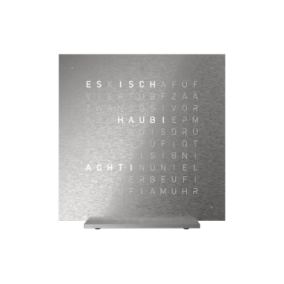 Die QLOCKTWO EARTH 13.5 in FULL METAL ist in der Front Ansicht. Klare Linien, modernes Design und das ikonische Buchstabenraster, das die Uhrzeit in Worten darstellt.