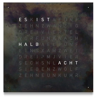 Die QLOCKTWO EARTH 45 in RAW IRON ist in der Front Ansicht. Ein stilvolles Kunstwerk wo jedes Exemplar ist ein Unikat, gefertigt auf echtem Stein.   Und das ikonische Buchstabenraster, das die Uhrzeit in Worten darstellt.