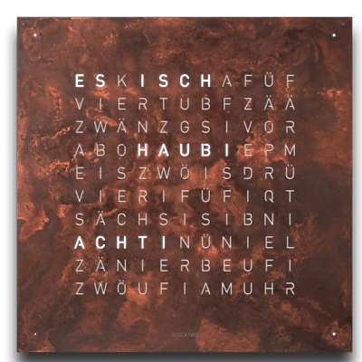 Die QLOCKTWO EARTH 45 in RUST ist in der Front Ansicht. Ein stilvolles Kunstwerk wo jedes Exemplar ist ein Unikat mit handgefertigter Oberfl&auml;che und das ikonische Buchstabenraster, das die Uhrzeit in Worten darstellt.