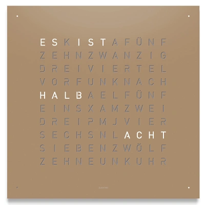 Die QLOCKTWO EARTH 45 in HAZELNUT ist in der Front Ansicht. Klare Linien, modernes Design und das ikonische Buchstabenraster, das die Uhrzeit in Worten darstellt.