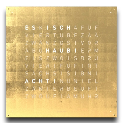 Die QLOCKTWO EARTH 90 in GOLD ist in der Front Ansicht. Klare Linien, modernes Design und das ikonische Buchstabenraster, das die Uhrzeit in Worten darstellt.
