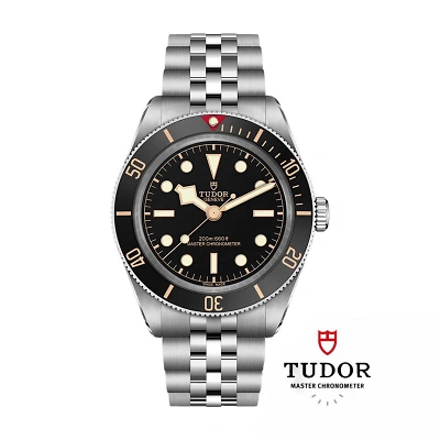 Frontansicht der Black Bay 58 mit schwarzem Zifferblatt und goldfarbenen Akzenten. Die Taucherl&uuml;nette und das f&uuml;nfreihige Edelstahlarmband verleihen der Uhr eine elegante, zugleich sportliche Ausstrahlung mit klarer, funktionaler Gestaltung.