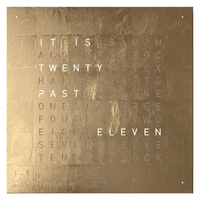 Die QLOCKTWO EARTH 45 in GOLD ist in der Front Ansicht. Ein stilvolles Kunstwerk wo jedes Exemplar ist ein Unikat mit handgefertigter Oberfl&auml;che und das ikonische Buchstabenraster, das die Uhrzeit in Worten darstellt.
