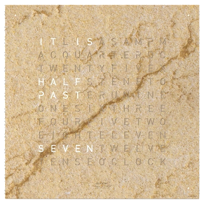 Die QLOCKTWO EARTH 45 in DESERT ist in der Front Ansicht. Klare Linien, modernes Design und das ikonische Buchstabenraster, das die Uhrzeit in Worten darstellt.