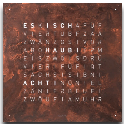 Die QLOCKTWO EARTH 90 in RUST ist in der Front Ansicht. Ein stilvolles Kunstwerk wo jedes Exemplar ist ein Unikat mit handgefertigter Oberfl&auml;che und das ikonische Buchstabenraster, das die Uhrzeit in Worten darstellt.