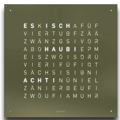 Die QLOCKTWO EARTH 90 in Olive ist in der Front Ansicht. Klare Linien, modernes Design und das ikonische Buchstabenraster, das die Uhrzeit in Worten darstellt.