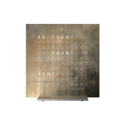 Die QLOCKTWO EARTH 13.5 in SILVER & GOLD ist in der Front Ansicht. Klare Linien, modernes Design und das ikonische Buchstabenraster, das die Uhrzeit in Worten darstellt.