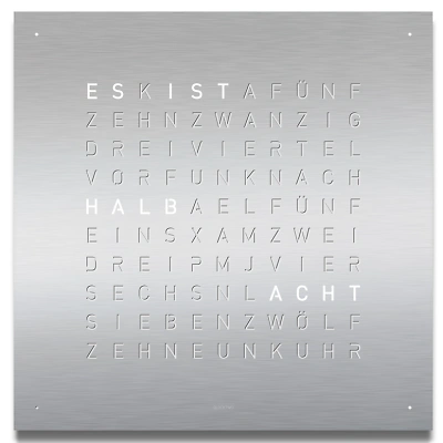 Die QLOCKTWO EARTH 45 in STAINLESS STEEL ist in der Front Ansicht. Klare Linien, modernes Design und das ikonische Buchstabenraster, das die Uhrzeit in Worten darstellt.