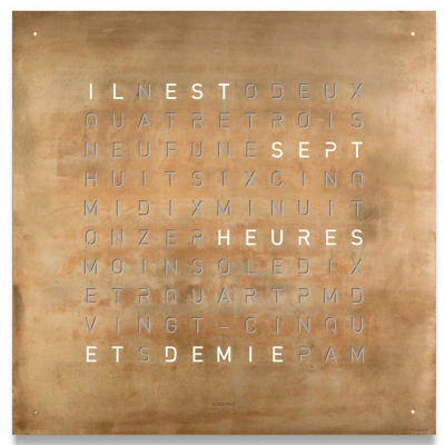 Die QLOCKTWO EARTH 45 in SILVER & GOLD ist in der Front Ansicht. Ein stilvolles Kunstwerk wo jedes Exemplar ist ein Unikat mit handgefertigter Oberfl&auml;che und das ikonische Buchstabenraster, das die Uhrzeit in Worten darstellt.