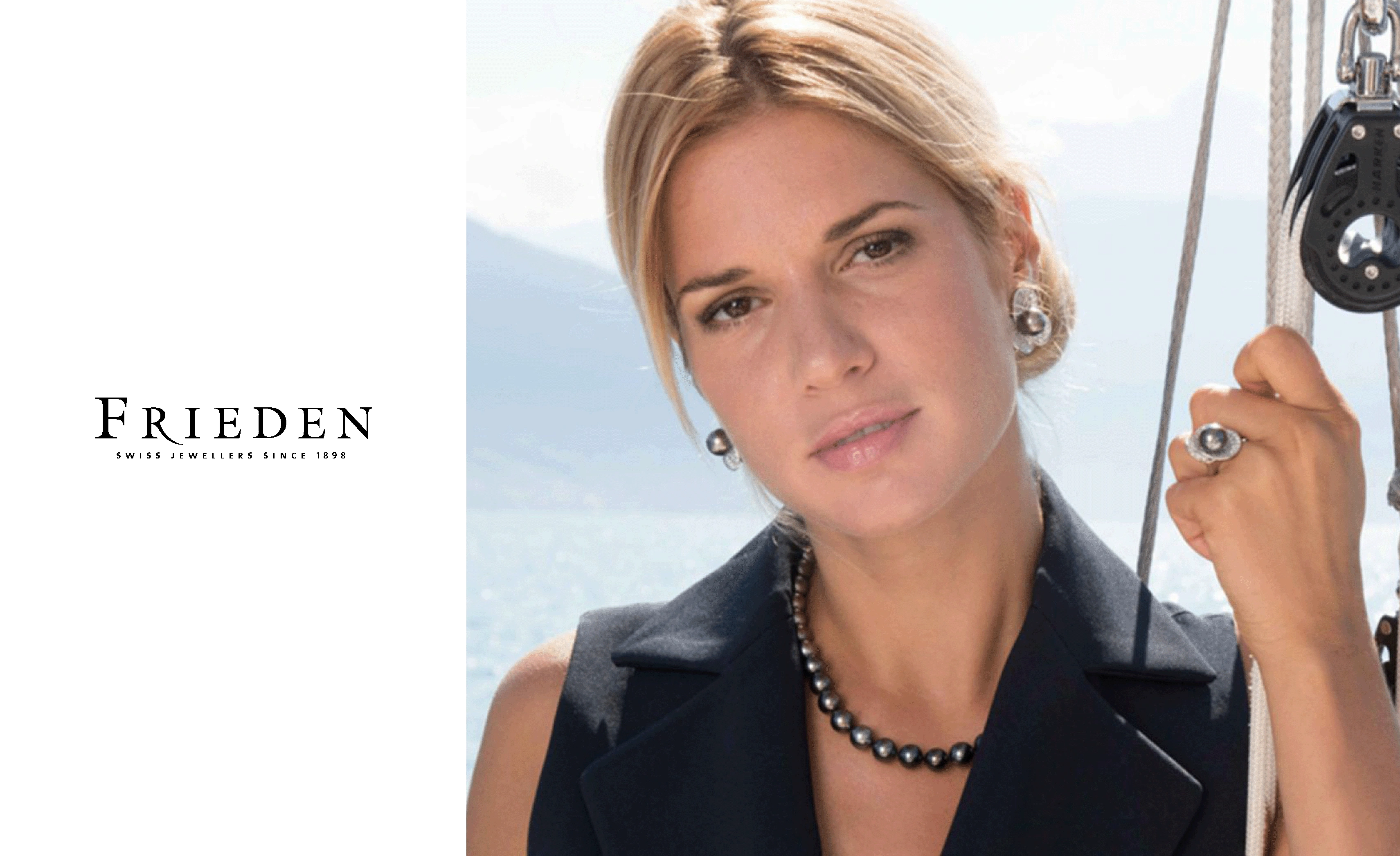 Eine Frau, geschm&uuml;ckt mit einem dunklen Tahitiperlcollier, einem Tahitiperle-Ring mit von Diamanten umrandeten, &auml;hnlich einer Muschel und einem passendem Diamant-Perlohrstecker ist auf einem Segelschiff im Thunersee.